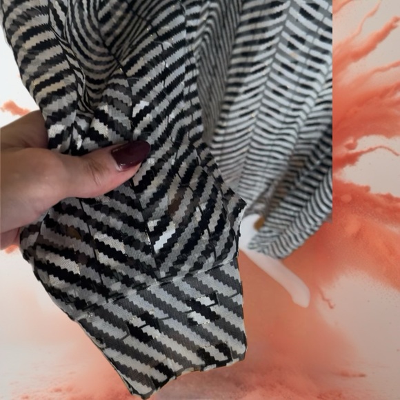 90’s Vintage Black and White Chevron Blouse - Picture 6 of 12